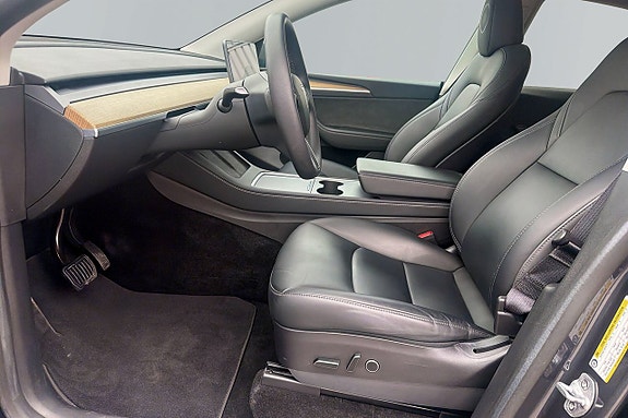 Tesla Model Y 10 of 18