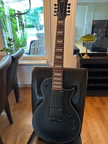 ESP LTD EC-258 Black Satin – 8-strängad i nyskick!