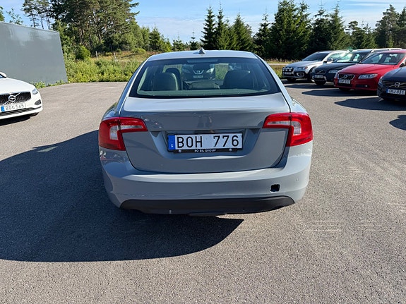 Volvo S60 4 of 5