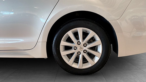 Toyota Corolla 6 of 12