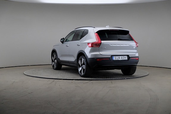 Volvo XC40 2 of 5