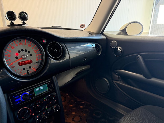 MINI Cooper 10 of 16