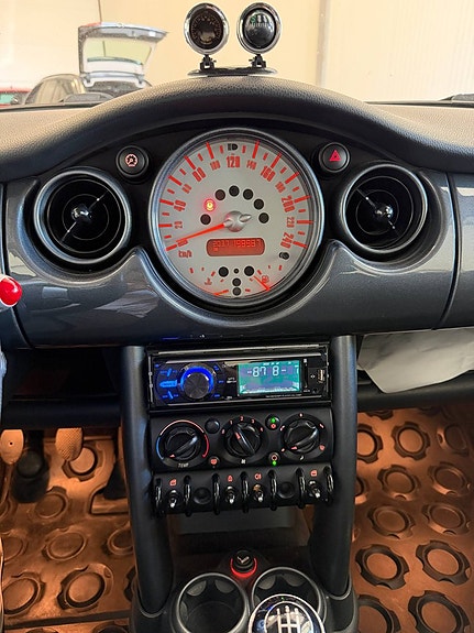 MINI Cooper 12 of 16