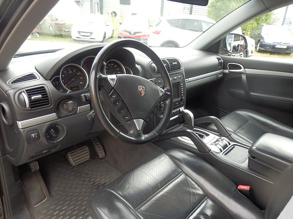 Porsche Cayenne S 4 of 5