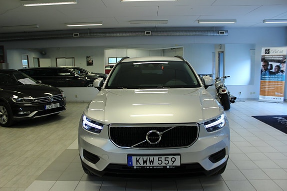 Volvo XC40 2 of 5