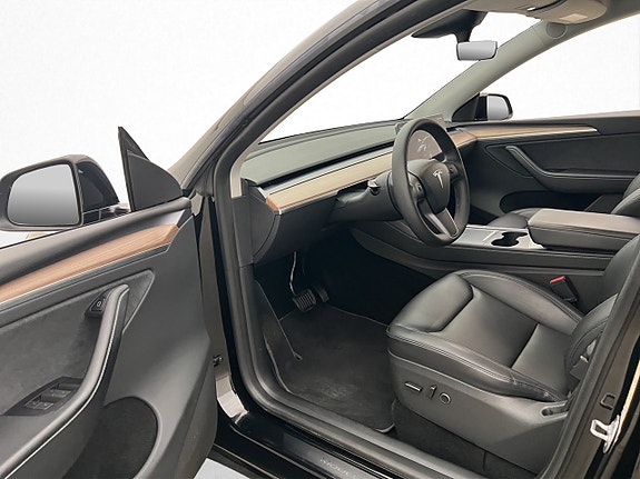 Tesla Model Y 10 of 30