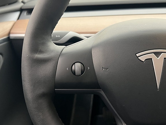 Tesla Model Y 28 of 30