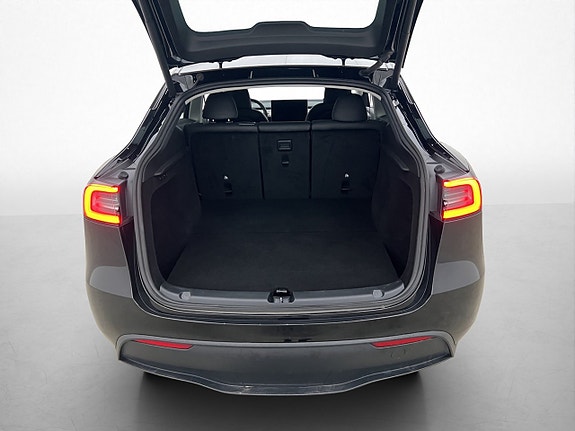 Tesla Model Y 9 of 30