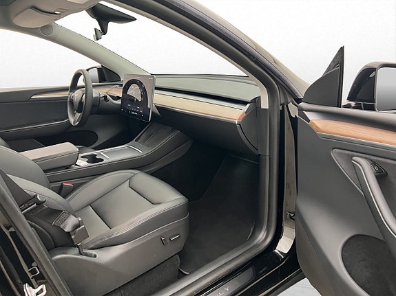 Tesla Model Y 22 of 30