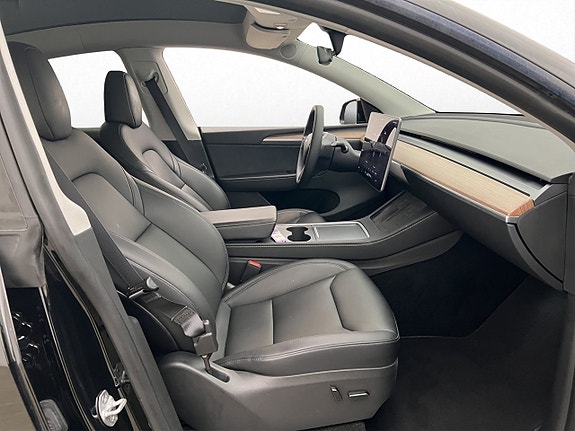 Tesla Model Y 23 of 30