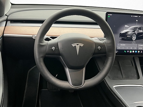Tesla Model Y 12 of 30