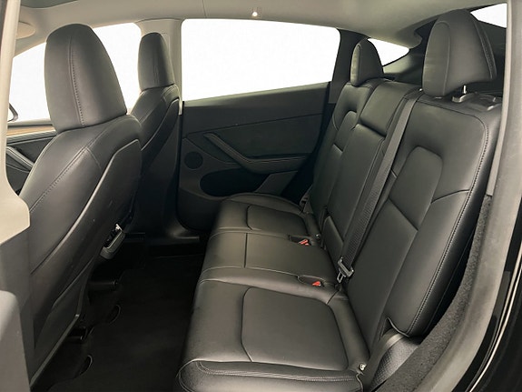 Tesla Model Y 24 of 30
