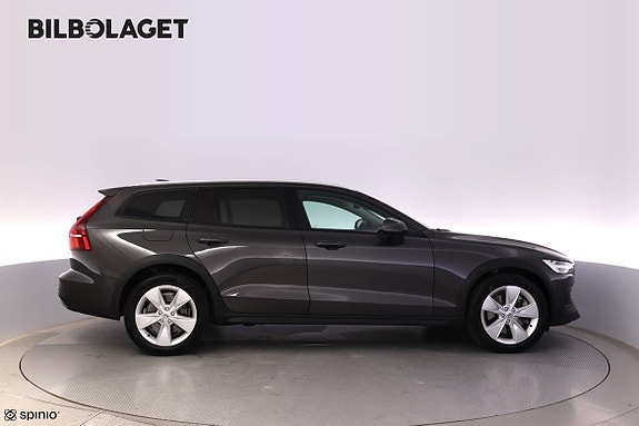 Volvo V60 Cross Country 2 of 5