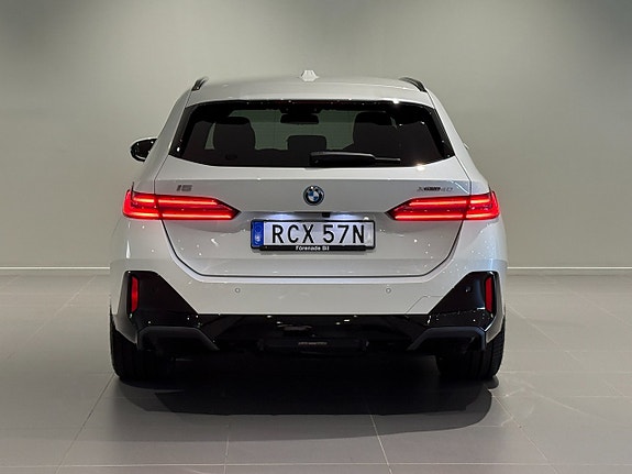 BMW i5 4 of 5