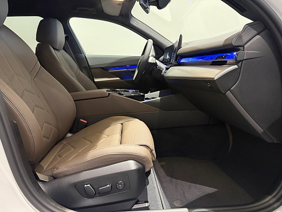 BMW i5 8 of 18