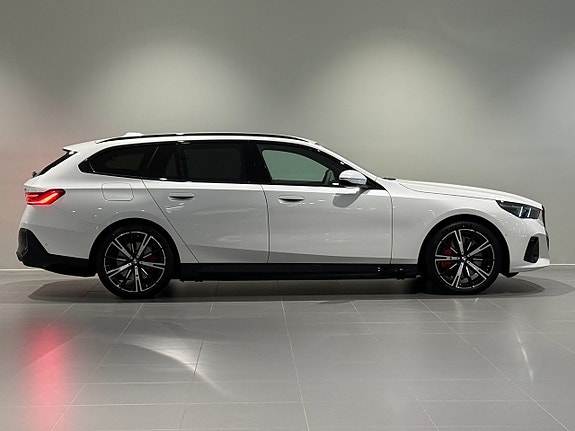 BMW i5 3 of 5