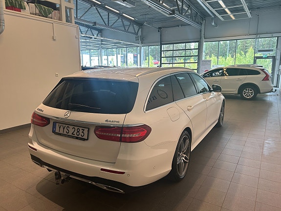 Mercedes-Benz E220 3 of 5