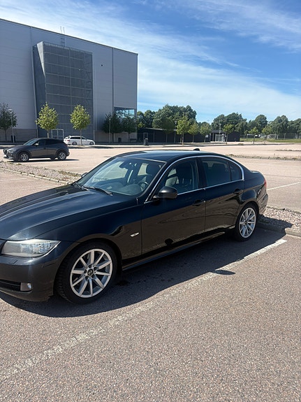 BMW 330i 3 of 5
