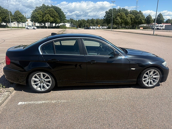 BMW 330i 4 of 5