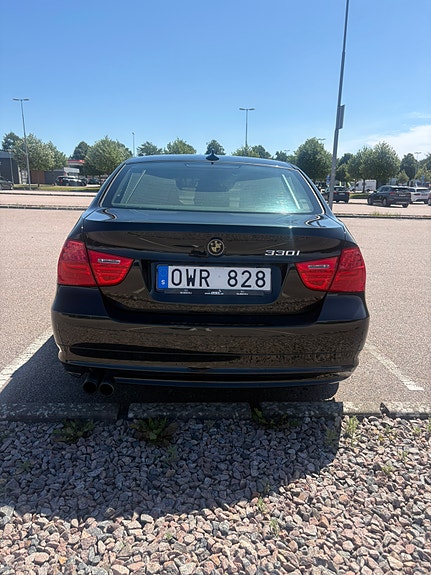 BMW 330i 2 of 5