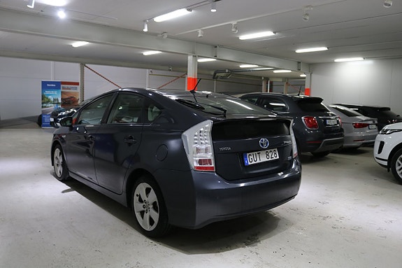 Toyota Prius 4 of 5