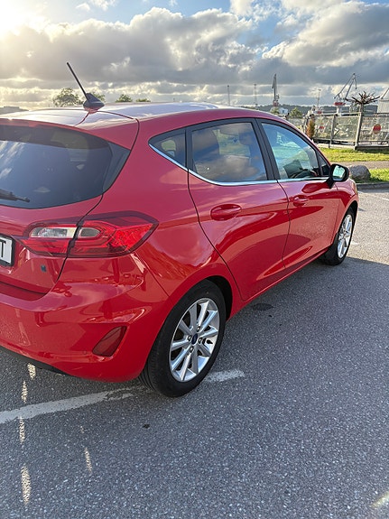 Ford Fiesta 2 of 5