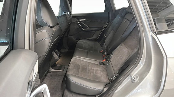 BMW iX1 5 of 14