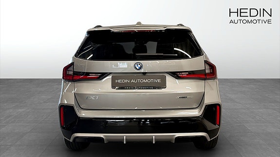 BMW iX1 7 of 14
