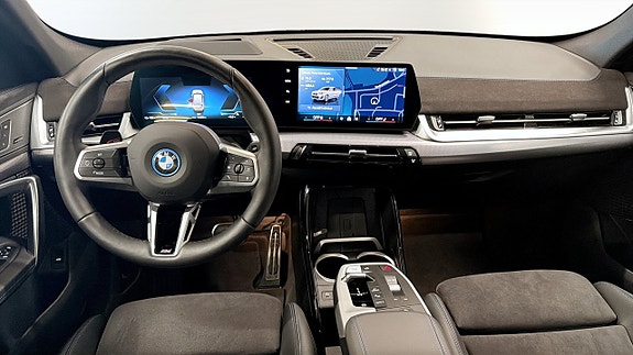 BMW iX1 4 of 14