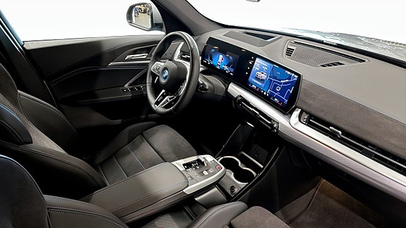 BMW iX1 3 of 14