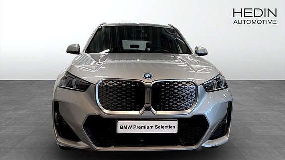 BMW iX1 8 of 14