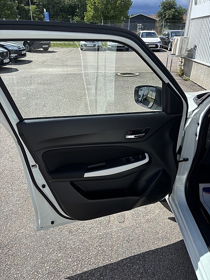 Suzuki Swift 3 of 5