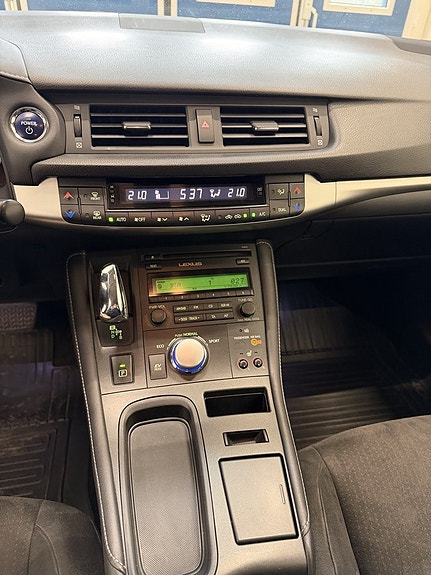Lexus CT200h 15 of 29
