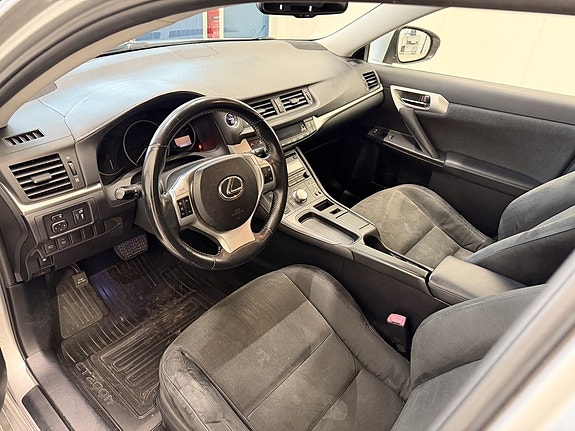 Lexus CT200h 12 of 29