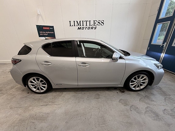 Lexus CT200h 2 of 29