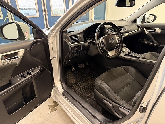 Lexus CT200h 11 of 29