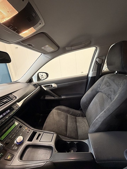 Lexus CT200h 22 of 29
