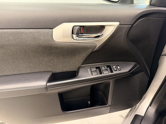 Lexus CT200h 25 of 29