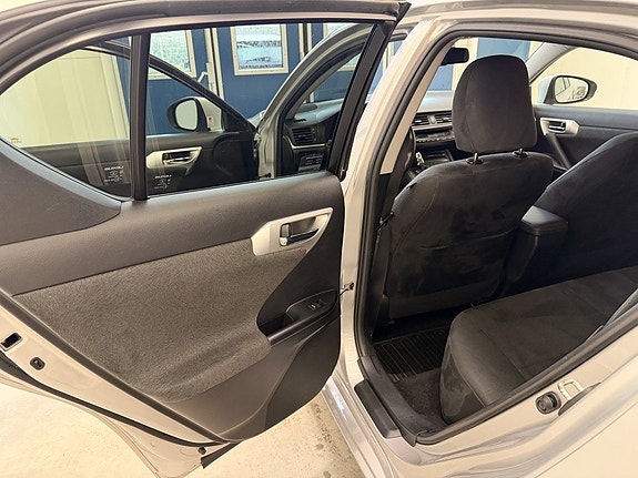 Lexus CT200h 24 of 29
