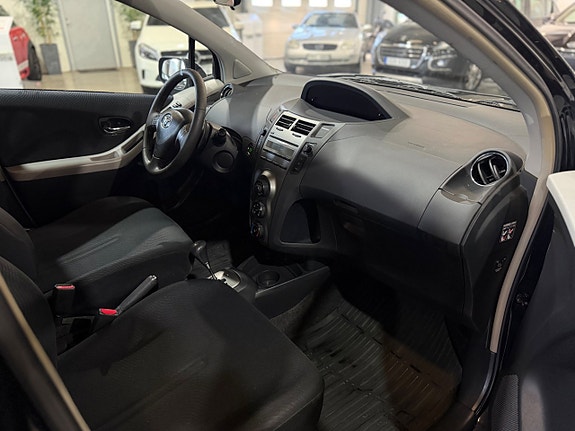 Toyota Yaris 13 of 26