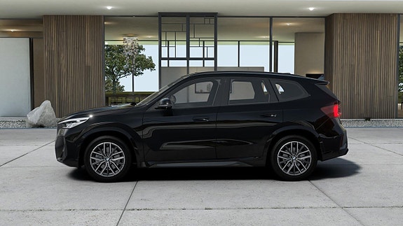 BMW iX1 4 of 13