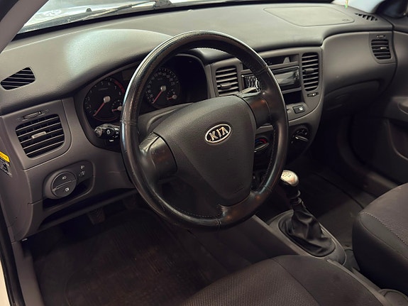 Kia Rio 7 of 10