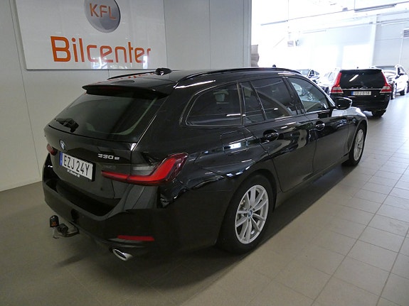 BMW 330e 4 of 5