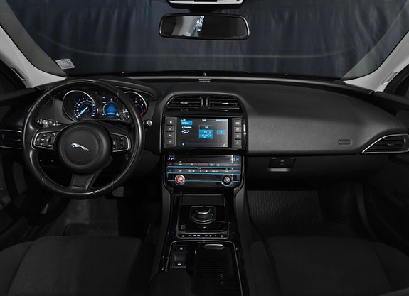 Jaguar XE 4 of 7