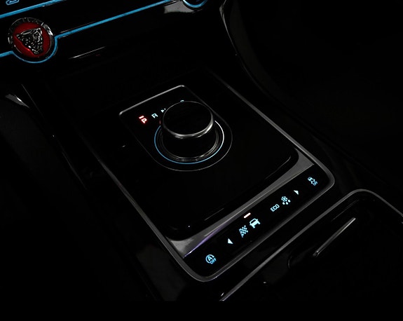 Jaguar XE 5 of 7