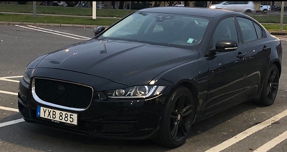 Jaguar XE 2 of 7