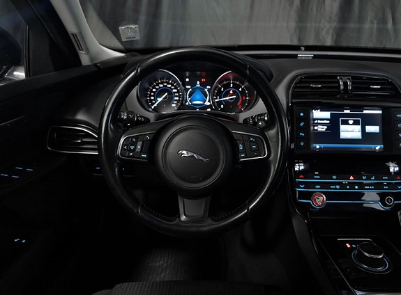 Jaguar XE 3 of 7