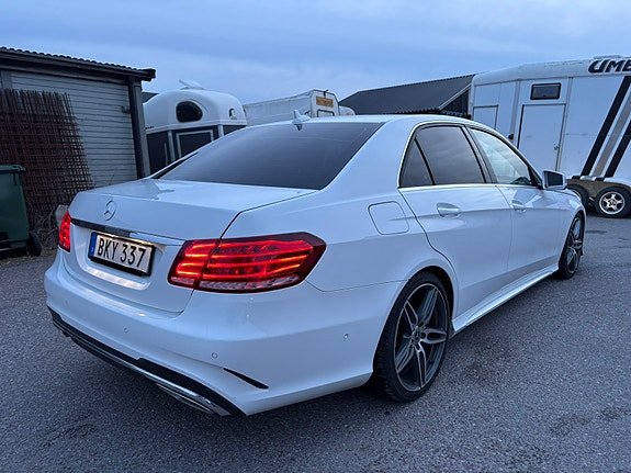 Mercedes-Benz E220 3 of 6