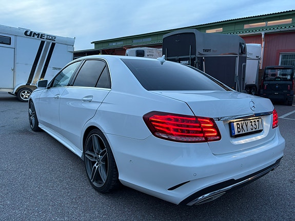 Mercedes-Benz E220 4 of 6