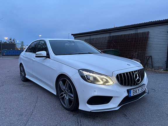Mercedes-Benz E220 2 of 6